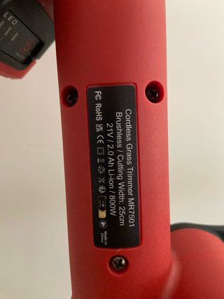 Desbrozadora eléctrica roja y plateada