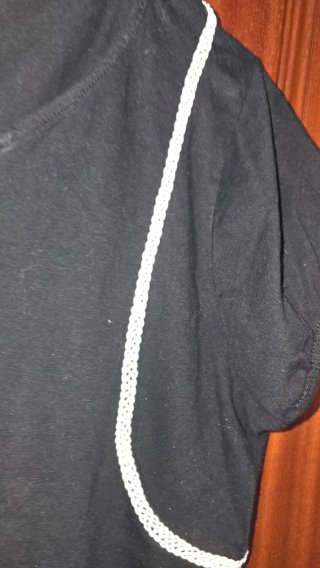 Camiseta negra con cordón y borla