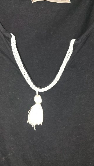 Camiseta negra con cordón y borla