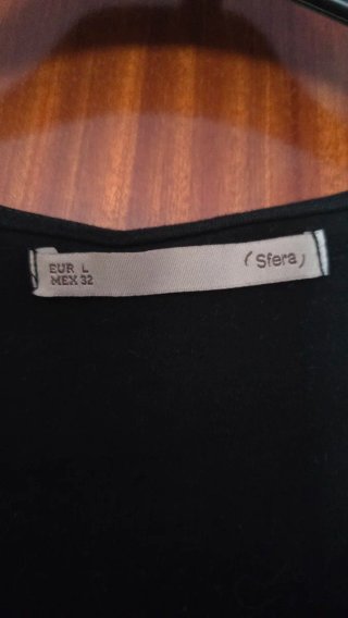 Camiseta negra con cordón y borla