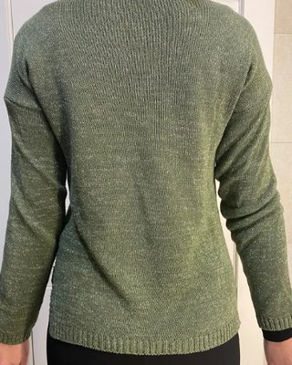 Jersey punto verde oliva e hilo plateado. Talla S.