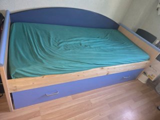 Cama nido con cajones azul y madera