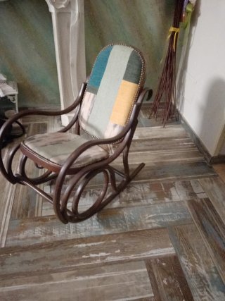 Sedia a dondolo artigianale in legno