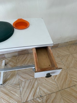 Mesa de manicura con ruedas