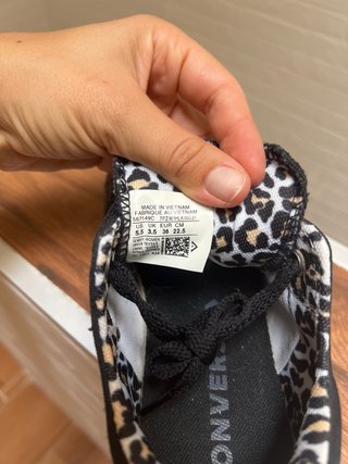 Zapatillas Converse Negras con Estampado Animal
