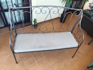 Banco de terraza metálico con cojín