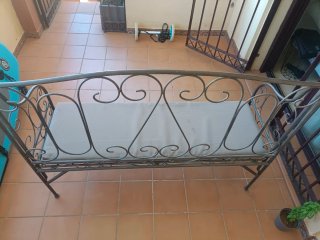 Banco de terraza metálico con cojín