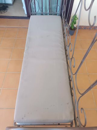 Banco de terraza metálico con cojín
