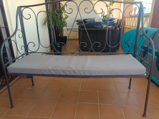 Banco de terraza metálico con cojín
