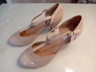 Zapato tacón beige 5 cm. Utilizado una vez.