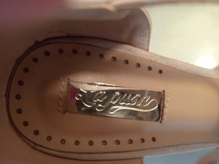 Zapato tacón beige 5 cm. Utilizado una vez.