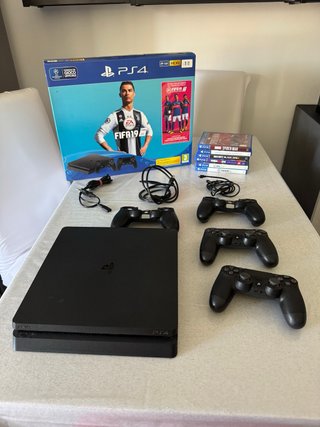 PS4 (PlayStation 4) con FIFA 19 e giochi