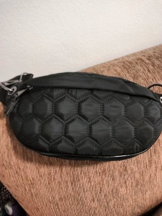 Riñonera Zara acolchada negra