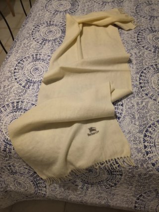Bufanda Burberry grande beige pura lana virgen.