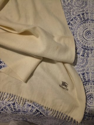 Bufanda Burberry grande beige pura lana virgen.