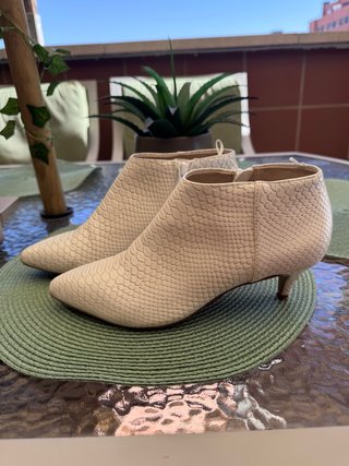 Botines tacón bajo serpiente beige talla 39