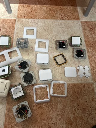 Lote Material Eléctrico (Enchufes, Interruptores)
