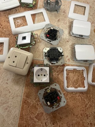 Lote Material Eléctrico (Enchufes, Interruptores)