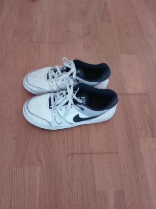 Zapatillas Nike Blancas y Negras