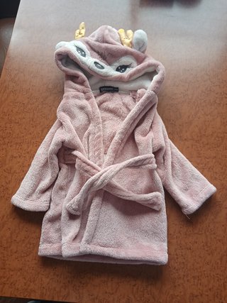 Bata de bebé rosa con capucha de reno