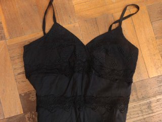 Vestido negro corto bordado