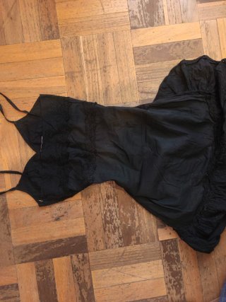 Vestido negro corto bordado