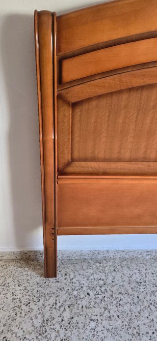 Cabecero de cama grande de madera.