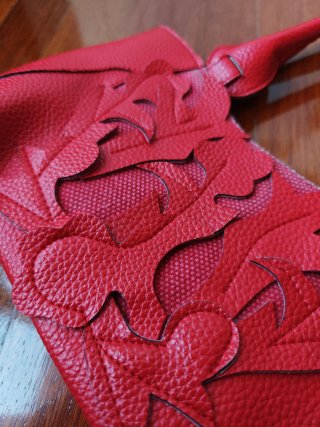 Bolso rojo original acabado piel.