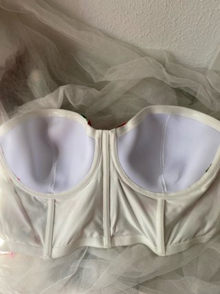 Corsé blanco con flores rojas