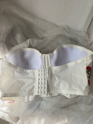 Corsé blanco con flores rojas