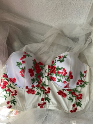 Corsé blanco con flores rojas