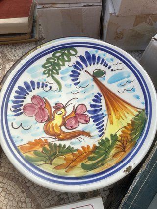 Plato de cerámica andaluz decorado