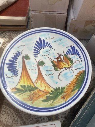 Plato de cerámica andaluz decorado