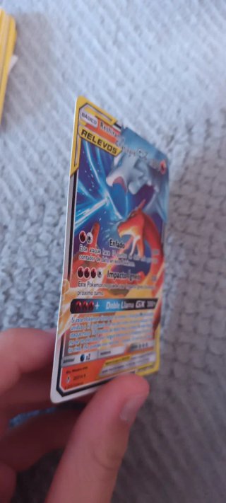 Carta Pokémon Reshiram & Charizard GX 270