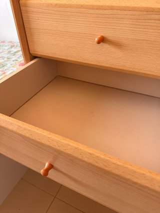 Cómoda de madera con cajones de colores