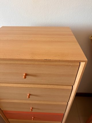 Cómoda de madera con cajones de colores