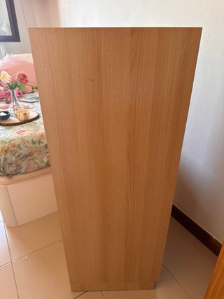 Cómoda de madera con cajones de colores