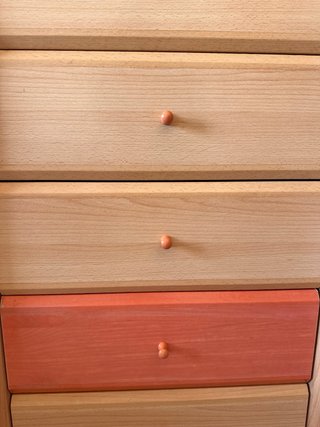 Cómoda de madera con cajones de colores