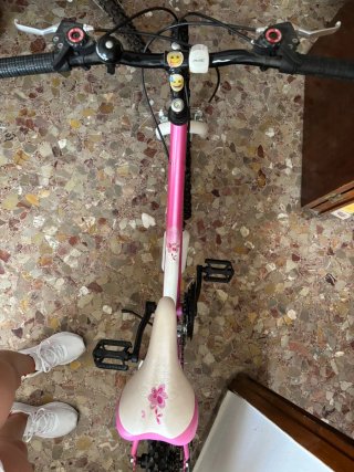 Bicicleta infantil rosa y blanca
