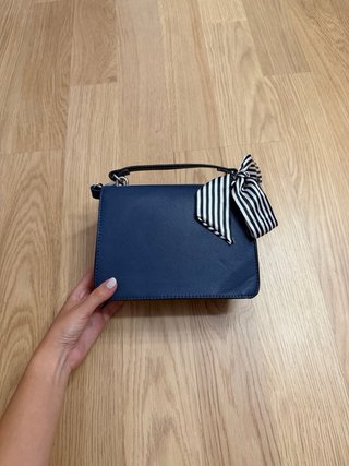 Bolso azul Stradivarius con pañuelo