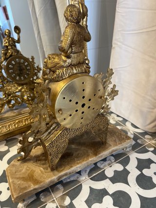 Reloj Bronce Figura Niño Peana Mármol