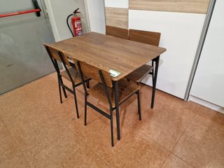 Mesa y 4 sillas madera marrón