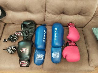 Guantes, espinilleras y vendas de boxeo