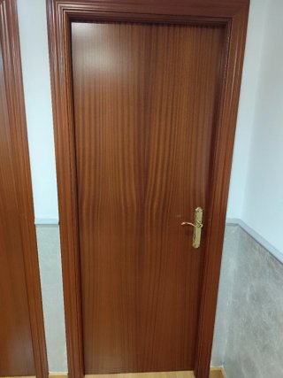 Puerta de madera de interior