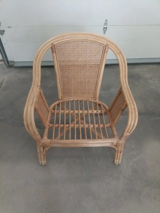 Sillones mimbre, mesa cristal y lámpara