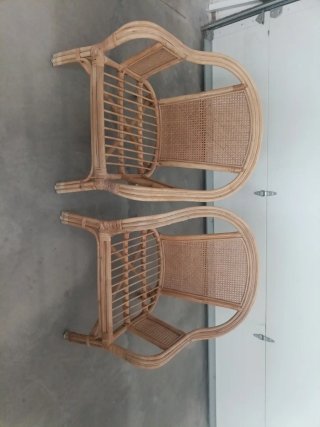 Sillones mimbre, mesa cristal y lámpara