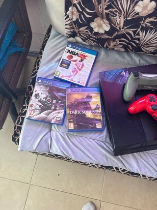 PS4 con 7 juegos y 2 mandos