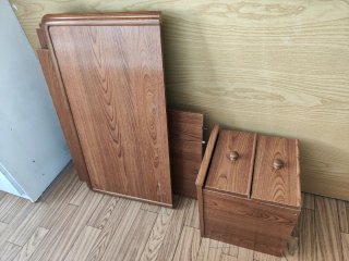 Escritorio de madera con cajones