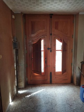Puertas de madera casa de pueblo