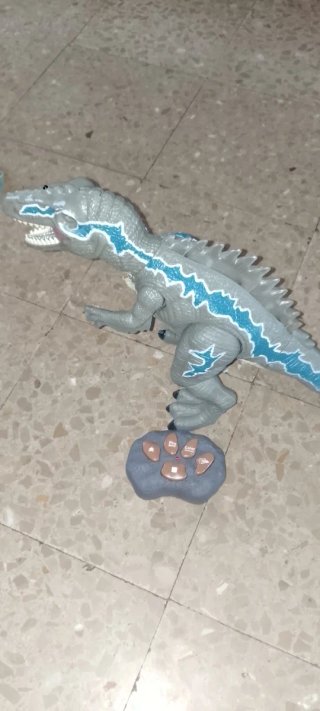 Dinosaurio de juguete con control remoto